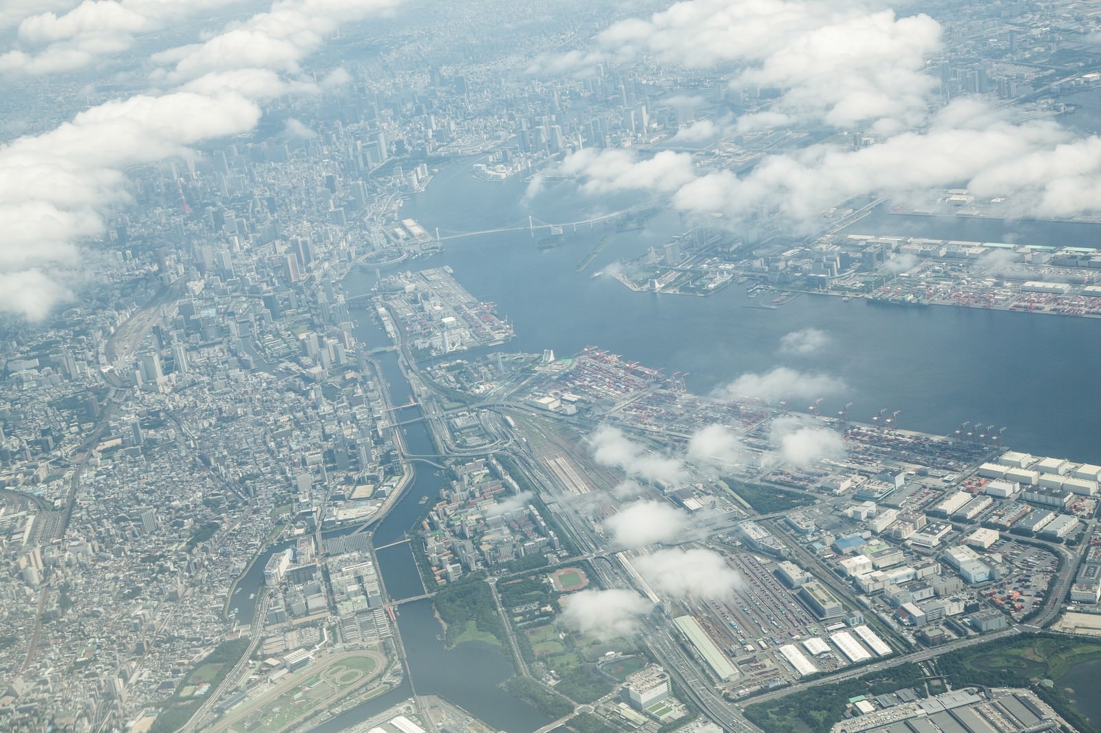 羽田空港から離陸後に上空から撮影した東京都心部の街並み