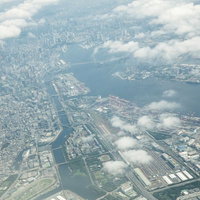 羽田空港から離陸後の東京都心部の上空からの眺望の写真