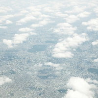 雲の上から見下ろした東京の都市風景と航空の写真