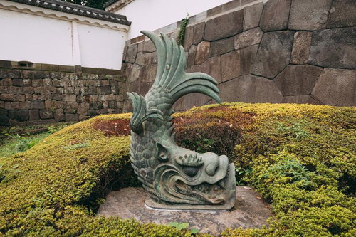 苔に覆われた石台座に設置された江戸城大手門の青銅製鯱