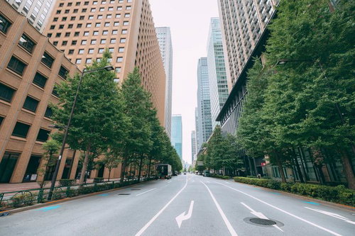 丸の内エリアの高層ビル群と白線が引かれた直線道路