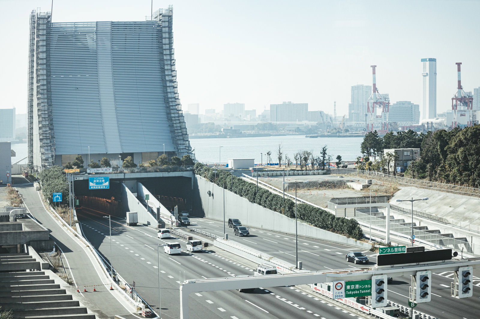 東京港トンネルの入り口と湾岸線の高架道路が写った交通インフラの風景