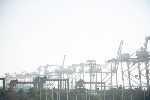 港湾工業地帯にそびえ立つガントリークレーン