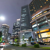丸ノ内ホテル前の通りの夜景、高層ビル群が灯る都会の街並みの写真