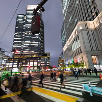 帰宅する背広組が行き交う東京丸ノ内の横断歩道の写真