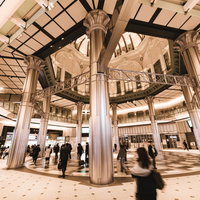 東京駅丸の内口改札構内を行き交う人々の写真