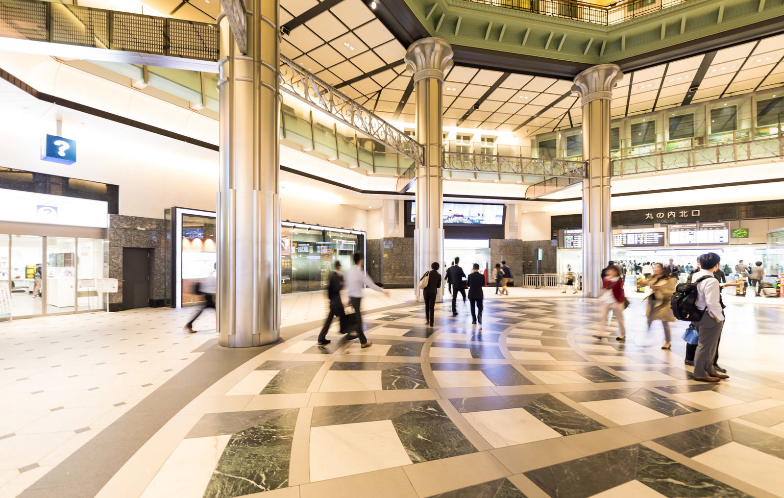 東京駅丸の内北口改札前を行き交う多くの人々