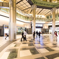 東京駅丸の内北口改札前の混雑風景の写真