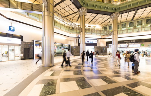東京駅丸の内北口改札前の混雑風景