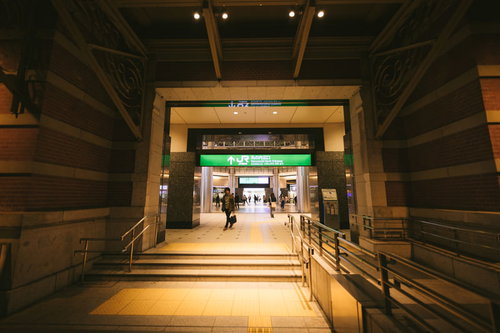 夜間のJR東京駅丸の内北口改札前の通路と駅利用者の流動
