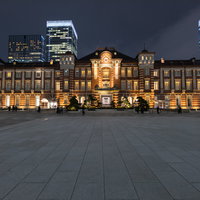 ライトアップされた東京駅の夜景と丸の内の高層ビル群の写真