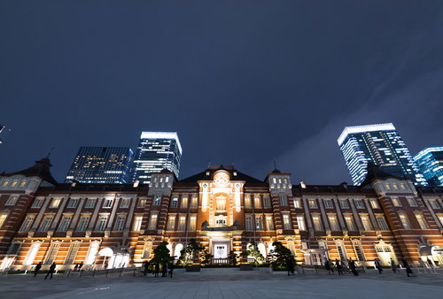 ライトアップされた東京駅丸の内口の夜景と高層ビル群