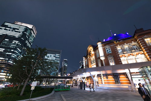 東京駅前スナップ、高層ビルが立ち並ぶ丸の内の夜景