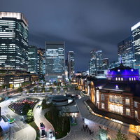 KITTE屋上庭園からの東京駅と丸ノ内ビル群の夜景の写真