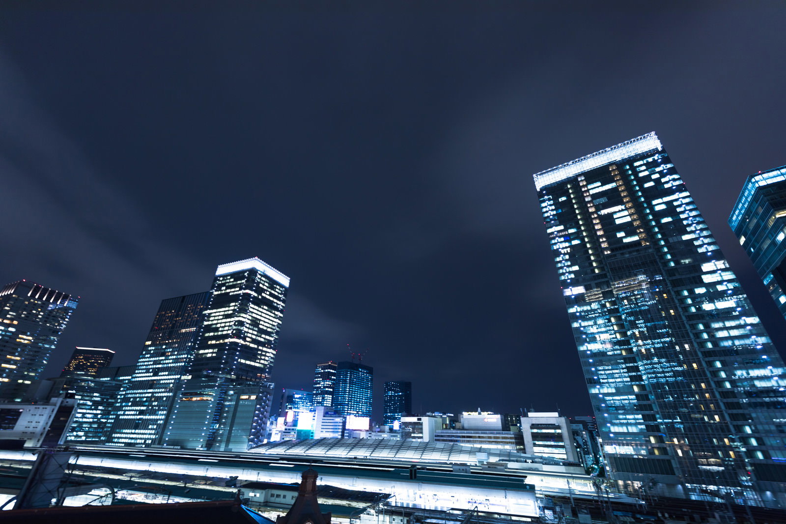 東京駅ホームから見える丸の内高層ビル群の夜景