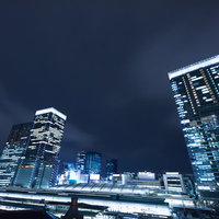 東京駅ホームから見える丸の内のビル群夜景の写真