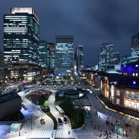 丸の内の高層ビル群に囲まれた東京駅前の夜景の写真