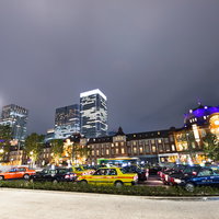 夜の東京駅前のタクシー停留所とビル群の都市夜景の写真