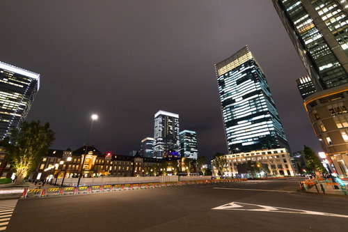 東京駅前の丸の内高層ビル群の夜景と都市照明