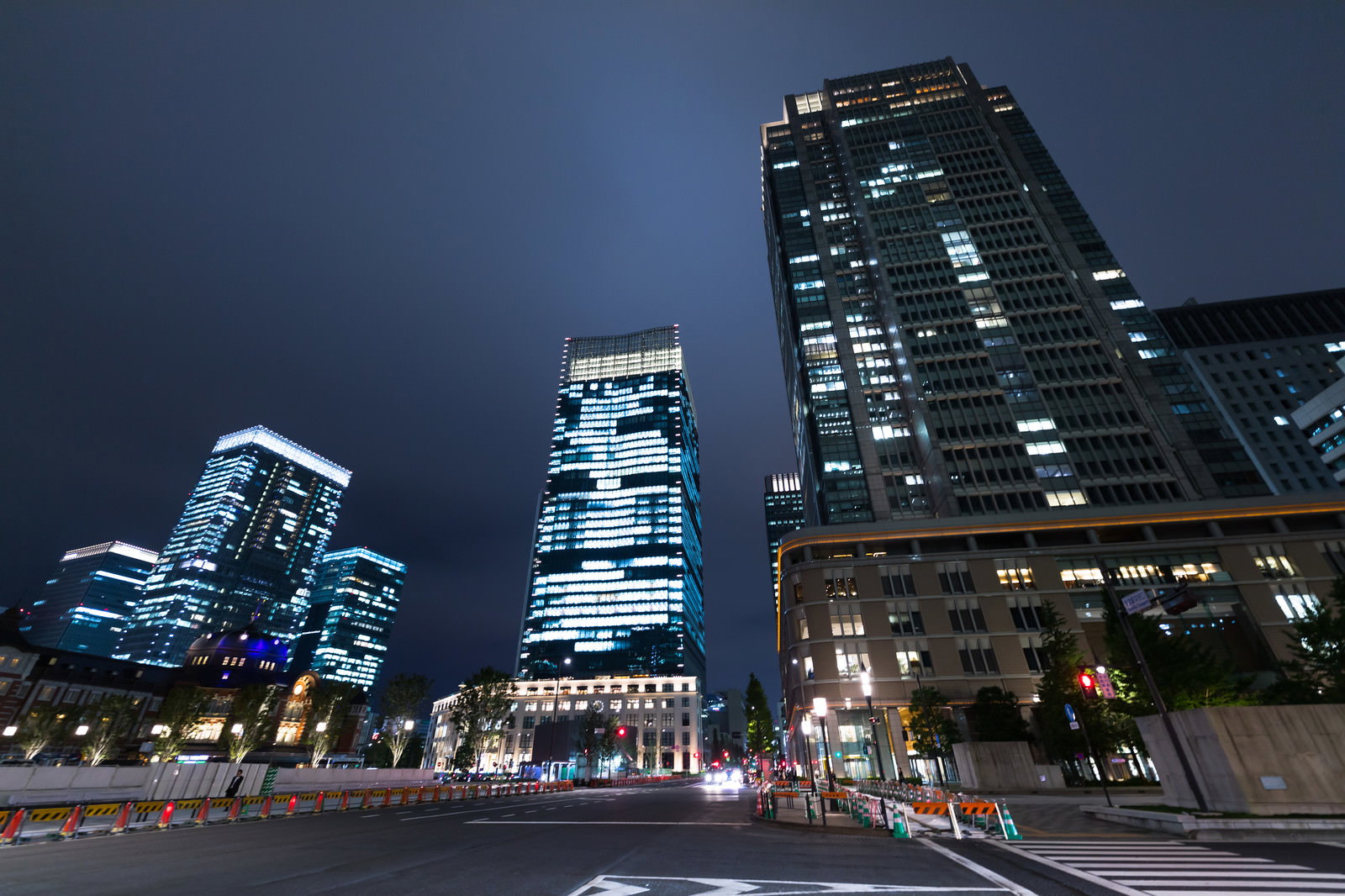 丸の内の高層ビル群が立ち並ぶ夜景を撮影した写真