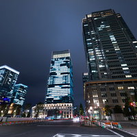 丸の内の高層ビル群が立ち並ぶ夜景の写真