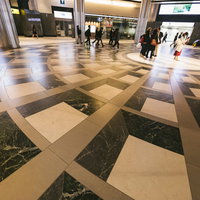 東京駅の改札付近に敷き詰められた床タイルの幾何学模様の写真
