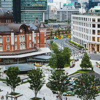 東京駅丸の内南口と駅前広場の俯瞰の写真