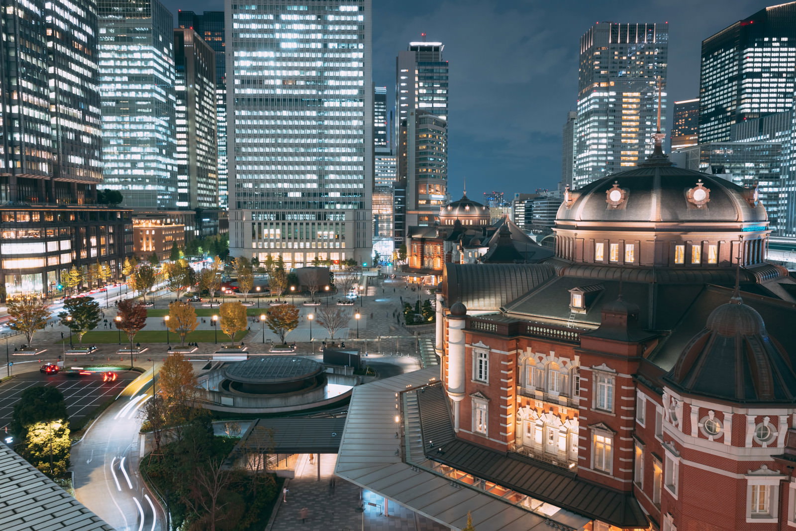 東京駅丸の内駅舎を中心とした夜景。赤レンガの駅舎と高層ビル群