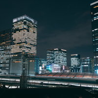 東京駅八重洲口方面のビル群夜景と都市照明の写真