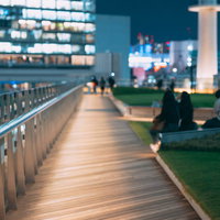 KITTEガーデン屋上テラスの夜景通路と都市景観の写真