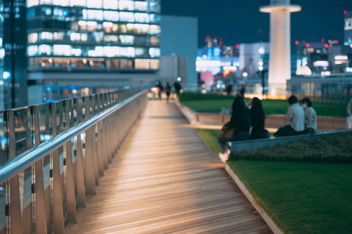 KITTEガーデン屋上テラスの夜景通路と都市景観