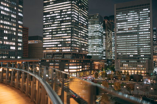 テラスから望む丸の内ビル群の夜景、高層ビルの照明が輝く