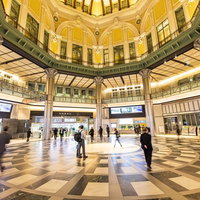 東京駅丸の内北口の北ドームを行き交う人々の写真