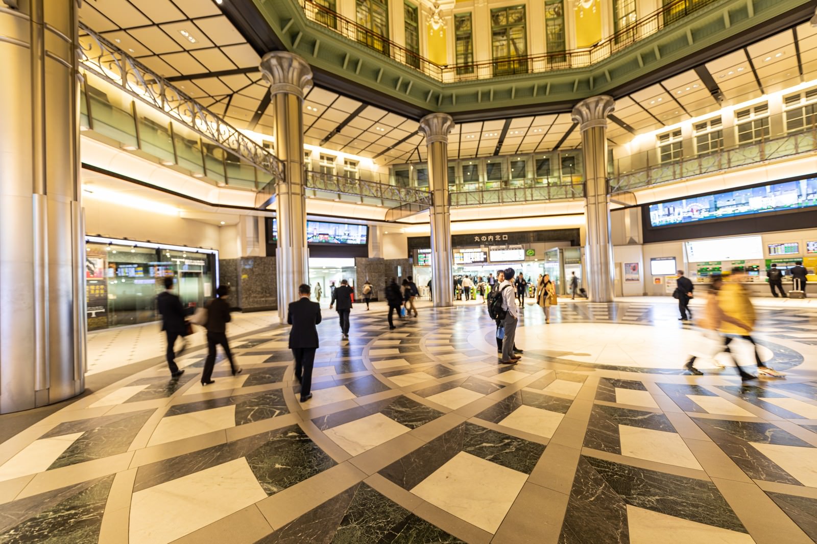 東京駅丸の内北口の赤レンガ駅舎前を行き交う多くの人々