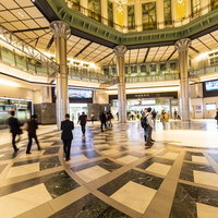 東京駅丸の内北口駅舎前を行き交う人々の写真