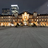 東京駅丸の内駅前広場のライトアップされた夜景の写真