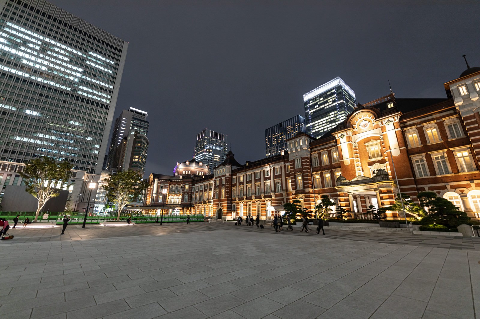 夜間にライトアップされた東京駅丸の内駅舎と広場の風景