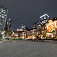 東京駅丸の内駅前広場から見た夜間にライトアップされた東京駅の写真
