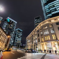 夜景に浮かび上がる東京駅周辺の丸の内ビル群の写真