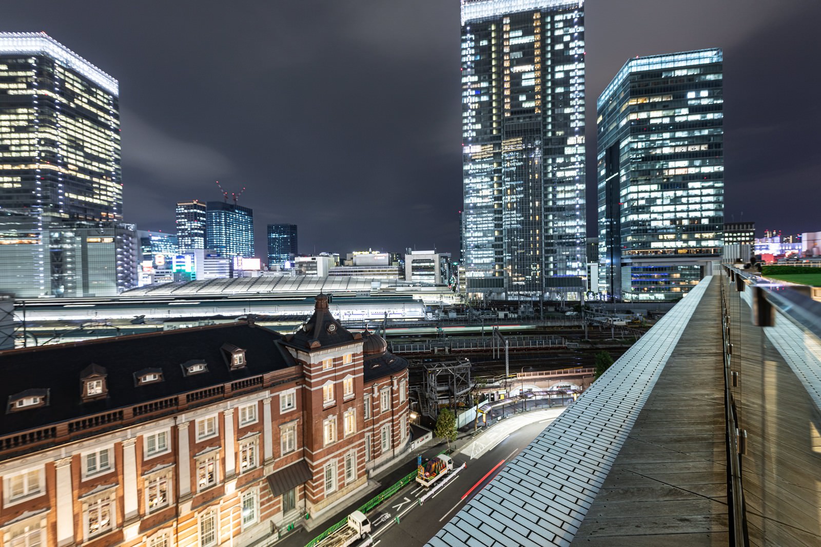 東京駅のホームから線路越しに見える丸の内の高層ビル群の夜景