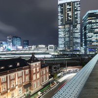 東京駅のホームから線路越しに見る丸の内の夜景の写真