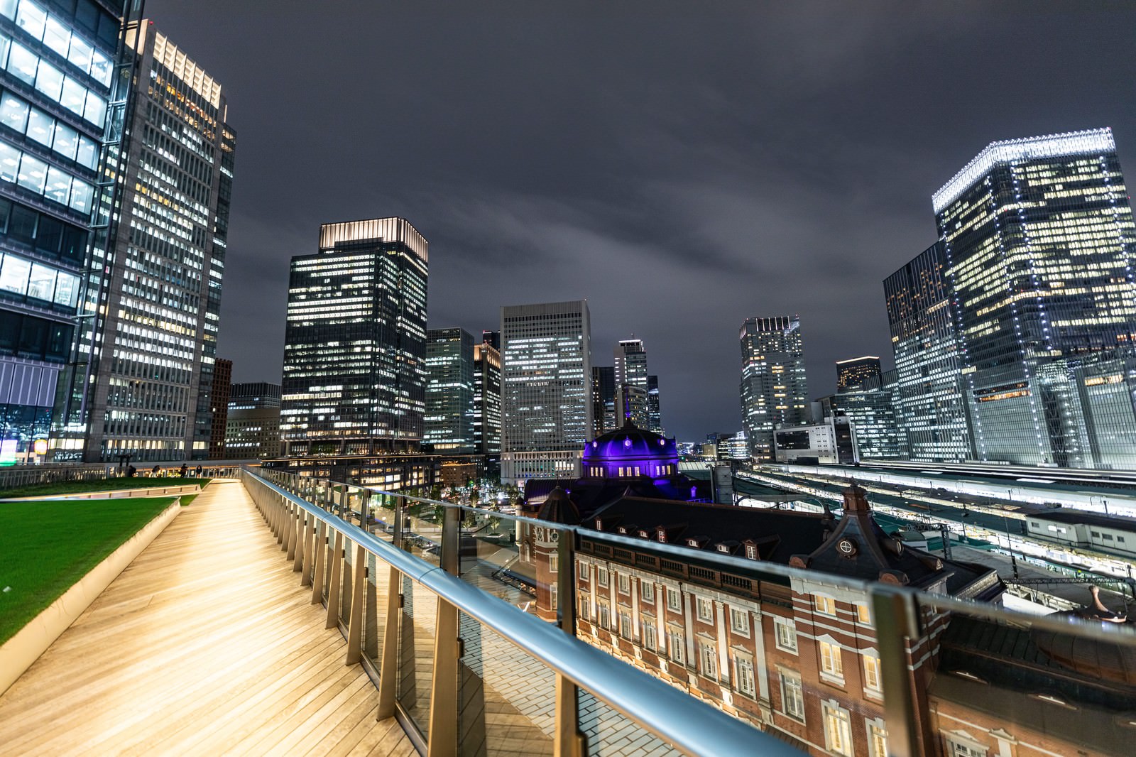 KITTEガーデンから見たライトアップされた丸の内の高層ビル群と東京駅の夜景