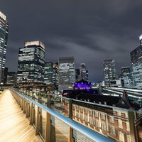 KITTEガーデンから見た丸の内の高層ビル群と東京駅の夜景の写真