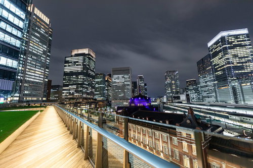 KITTEガーデンから見た丸の内の高層ビル群と東京駅の夜景