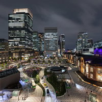 夜にライトアップされた東京駅丸の内駅前広場を取り囲む高層ビル群と駅舎の写真