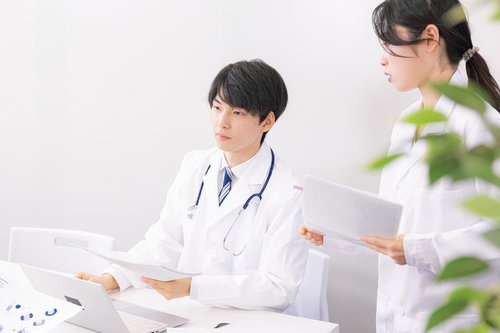 若い男性医師と女性医師のカンファレンスシーン