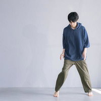 リラックスしたカジュアルスタイルで立つ男性の裸足ポーズの写真