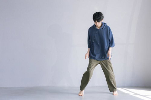 リラックスしたカジュアルスタイルで立つ男性の裸足ポーズ