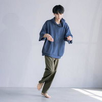 片足を浮かせて踊るカジュアルなダンスポーズの男性の写真