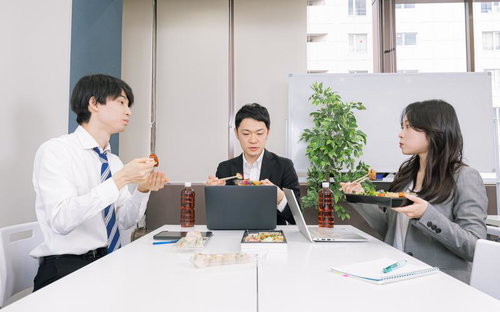 オフィスの会議室でランチをしながらのビジネスミーティング